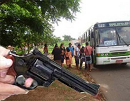 Jovem é baleada nas costas em tentativa de assalto a ônibus no Bebedouro