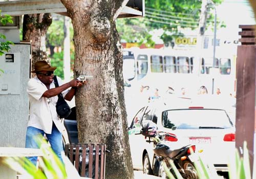 Foto de ex-policial apontando arma para assaltante vira 'meme' na web