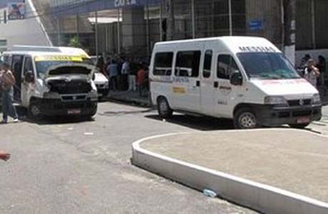 Bando assalta micro-ônibus lotado que fazia transporte alternativo