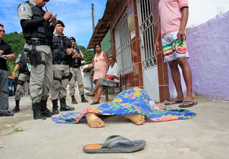 Dupla armada executa jovem de 16 anos e deixa pai baleado em Fernão Velho