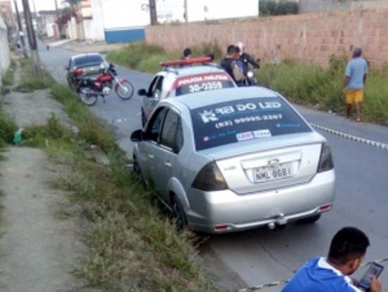 Motoristas de aplicativo querem adesivar carros para escapar da violência