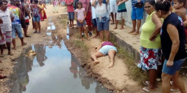 Mulher é assassinada a tiros por dois homens em uma moto