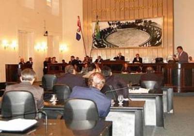 Deputados passam a receber mais de R$ 20 mil a partir deste mês, sem retroativos