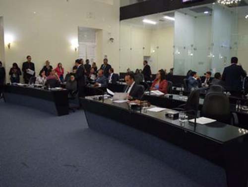 Deputados se posicionam contra diminuição no número de sessões na ALE e retiram assinatura de projeto