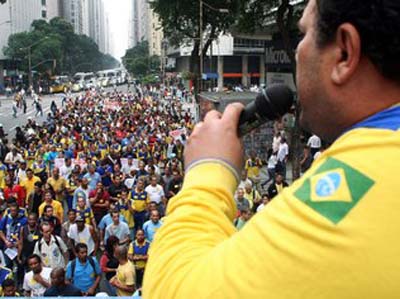 Funcionários dos Correios realizam assembleias para decidir sobre greve