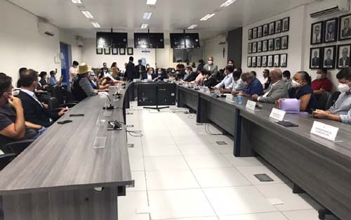 Sob protestos de prefeitos e críticas à falta de diálogo, assembleia aprova partilha de R$ 2 bi da concessão da Casal