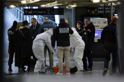Ataque a faca deixa três feridos em uma das principais estações de Paris