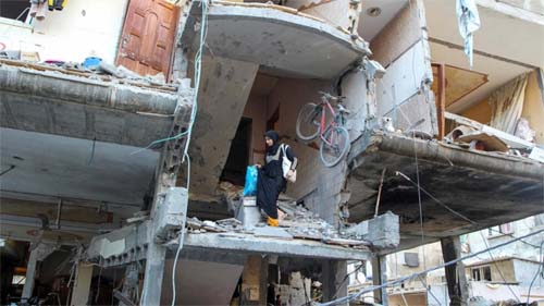 Israel intensifica ataques na Faixa de Gaza e cerca de 110 mil palestinos já deixaram Rafah