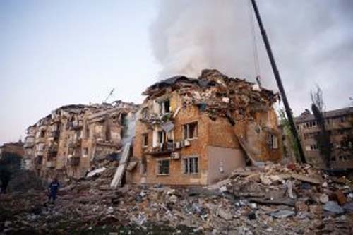 Ataque Aéreo Russo em Kyiv Deixa Mortos e Feridos