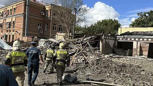 Ataque russo e destroços de míssil ucraniano fazem feridos