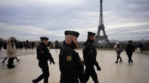 Ataque perto da torre Eiffel levanta dúvidas sobre a segurança dos Jogos Paris-2024