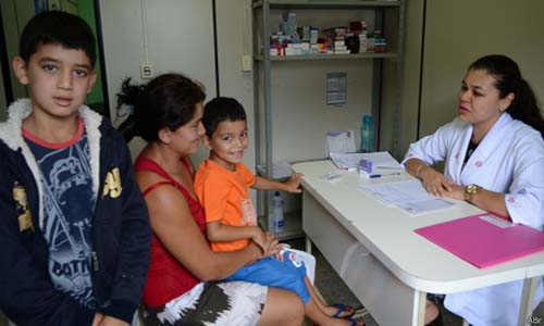 Médico de família 'dirige Chevette e namora Creisom' em apostila para concurso