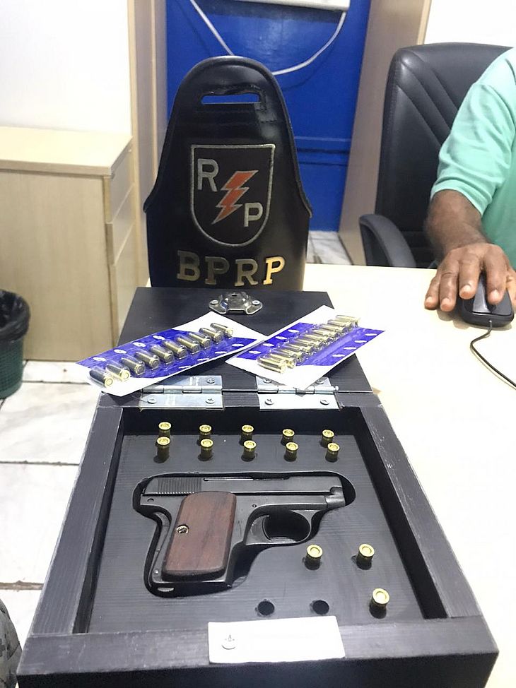 Homem atira contra o próprio irmão e é preso em prédio na Ponta Verde
