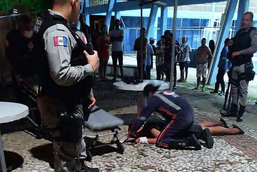 Adolescente é alvejado a tiros em frente à UPA