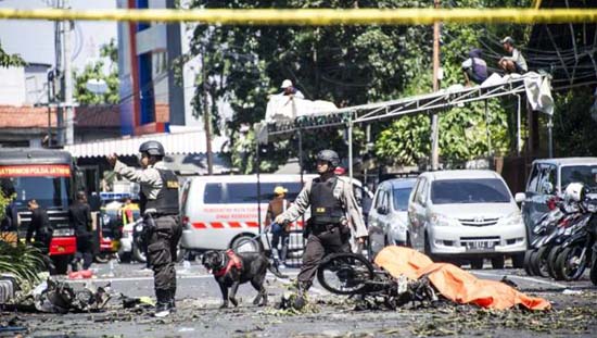 Família suicida usa os quatro filhos para atacar igrejas na Indonésia
