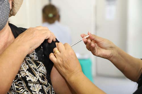 Relatos de atestados falsos para furar fila da vacina proliferam; conselhos de medicina não registram nenhuma denúncia