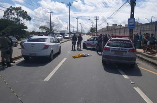 Menino solta a mão da mãe ao atravessar avenida e morre atropelado por carro