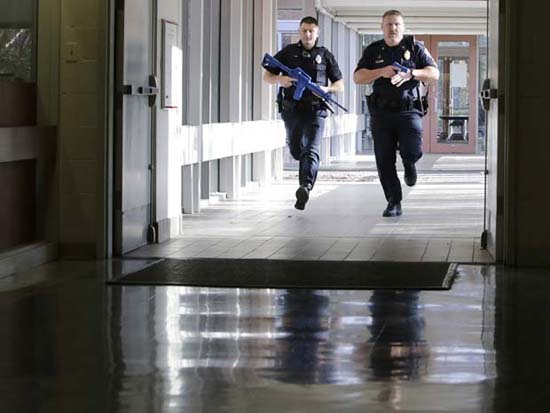 Dois alunos são mortos em tiroteio em escola dos EUA