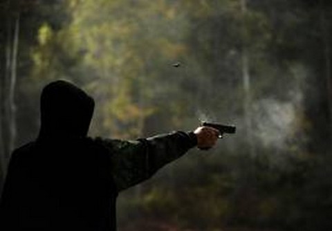 Após bebedeira, homem atira em irmã dentro de casa
