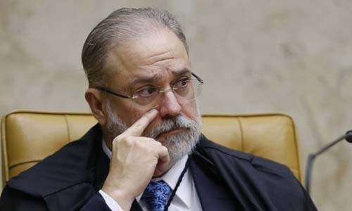 Aras indica que não vê crimes nos ataques de Bolsonaro e que não vai interferir em crise