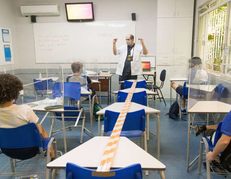 Especialistas divergem sobre volta obrigatória das aulas presenciais