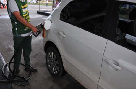 Gasolina vai subir ainda neste ano, diz ministro da Fazenda