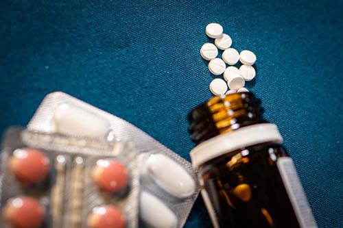 Com pandemia e propaganda de “tratamento precoce”, automedicação cresce. Entenda