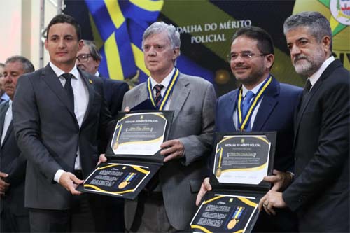 Membros do Executivo, Legislativo e Judiciário recebem medalhas do Mérito Policial e de Honra ao Mérito