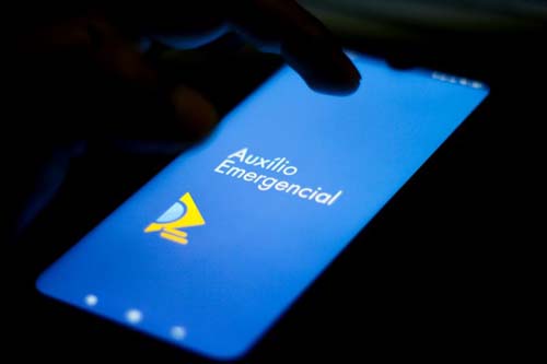 Quase 300 candidatos milionários receberam auxílio emergencial, diz jornal