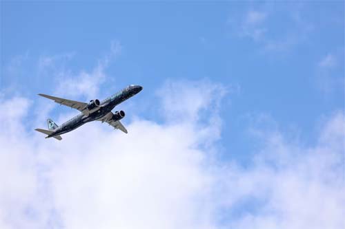 Embraer conquista seu primeiro cliente nos Estados Unidos para o jato E2 com pedido de 50 unidades