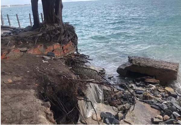 Mar avança e destrói parte da ciclovia e barreira de contenção na Ponta Verde