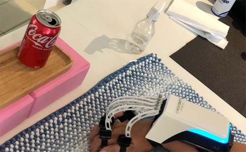 Tratamento com mão robótica pode ajudar pessoas que tiveram AVC em Alagoas