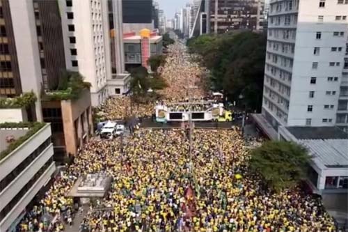 Com críticas a Lula e ao STF, Bolsonaro reúne multidão em ato na Avenida Paulista