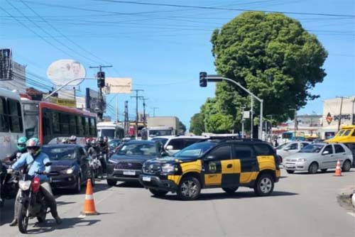 Funcionários do Hospital Veredas bloqueiam Fernandes Lima em protesto por atraso salarial