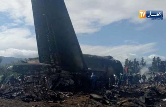 Avião militar cai na Argélia e deixa mais de 250 mortos