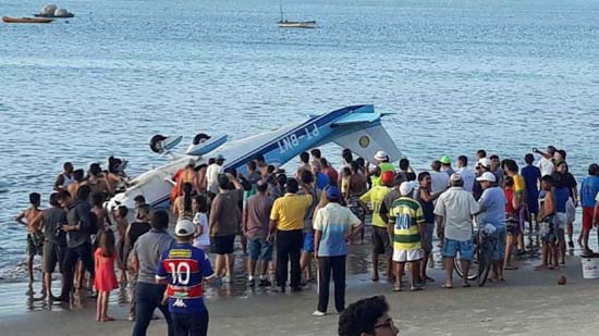 Avião perde controle e cai no mar de Fortaleza