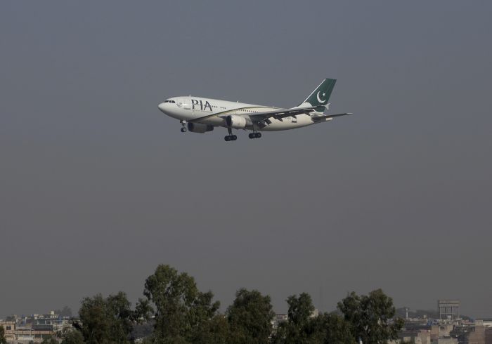 Avião com 47 passageiros cai no Paquistão