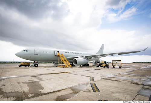 Avião da FAB com primeiros brasileiros repatriados do Líbano chega ao Brasil