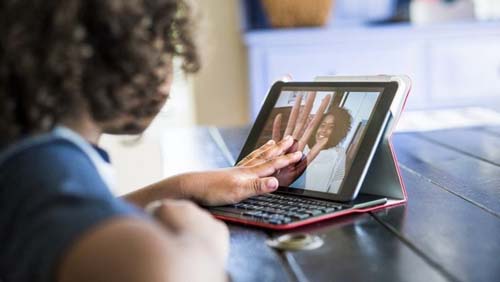 As 'babás virtuais' que estão cuidando de crianças em meio à pandemia do coronavírus