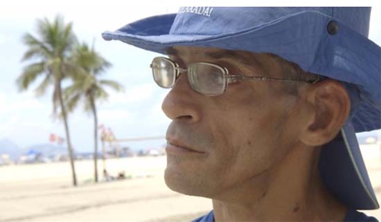 Bacharel em Direito com paralisia cerebral vende água na praia em busca de sonho: 'Me sentia humilhado; hoje, tenho orgulho'