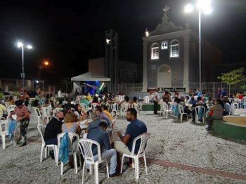 Moradores de Bebedouro se confraternizam no último Baile da Saudade na praça