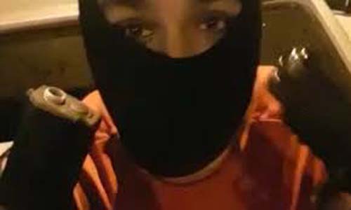 Criminoso utilizando balaclava executa homem na porta de bar