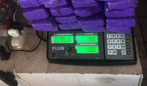 Dupla é presa com 9,350 kg de maconha dentro de carro em Piaçabuçu