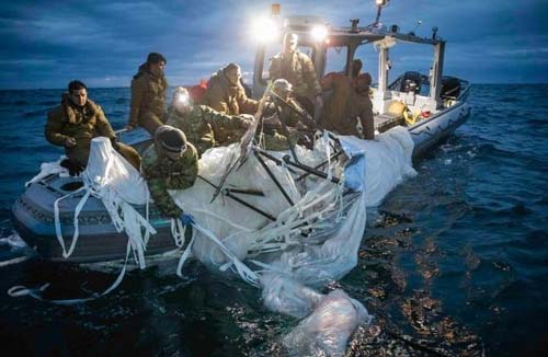 Marinha dos EUA divulga imagens do resgate do balão chinês no mar