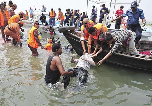 Acidente em balsa de Bangladesh deixa 100 desaparecidos