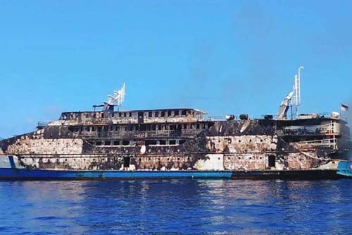 Quase 300 pessoas resgatadas na Indonésia após incêndio em balsa