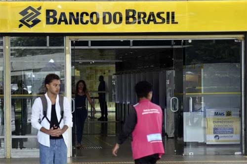 Taxa de juros do consignado do INSS vira impasse no governo