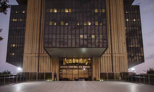 BC se vê forçado a elevar juros na crise por causa da aceleração da inflação