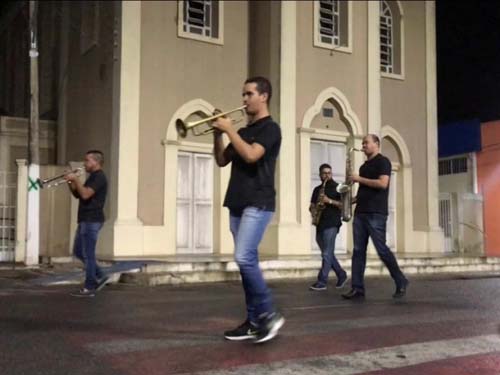 Banda se apresenta pelas ruas de Junqueiro, levando boa música aos moradores