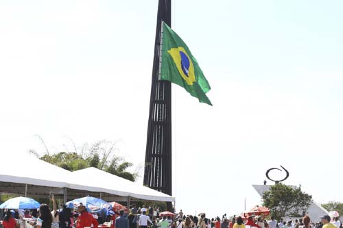 Cerimônia de troca da Bandeira do Brasil abre Semana da Pátria